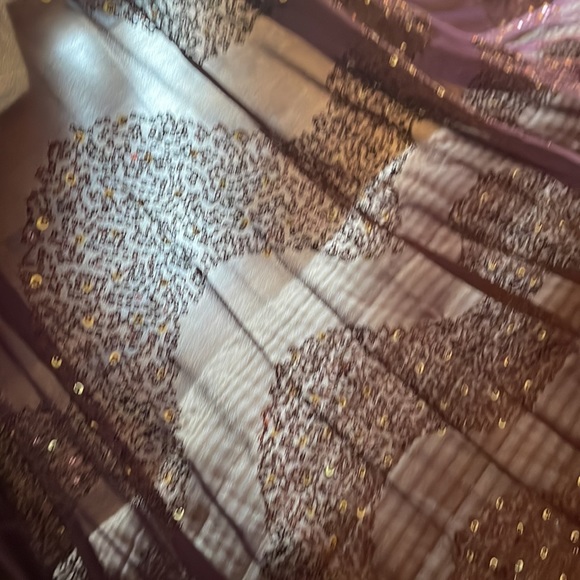 New in box wine color all over sequence sari - Picture 10 of 12